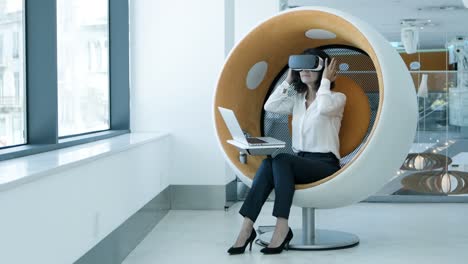 Businesswoman-enjoying-virtual-reality